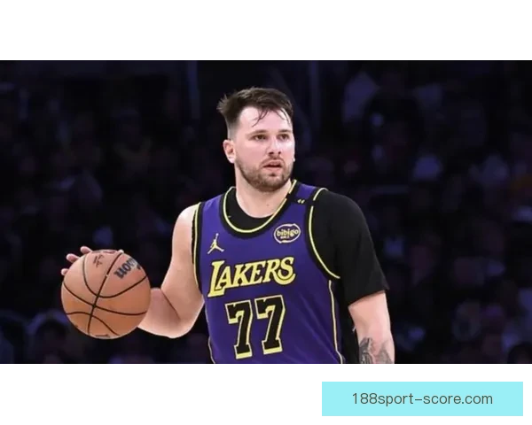 亚历山大赛季四十次三十分压制东契奇领跑全联盟