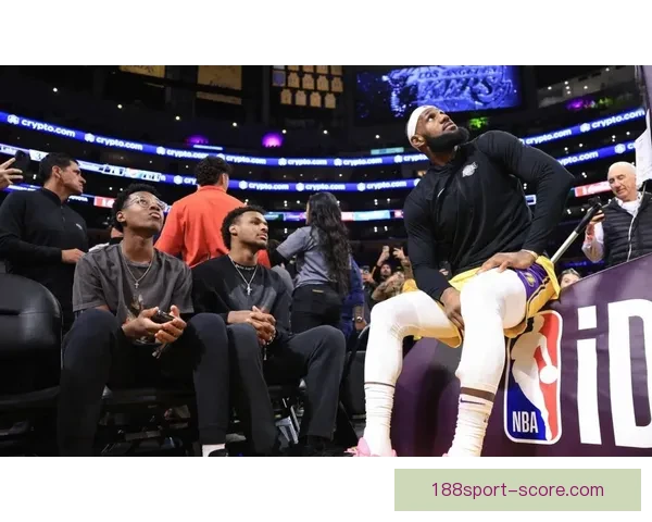 詹姆斯愿降薪留队助湖人解决里夫斯续约 三巨头迎新蜕变